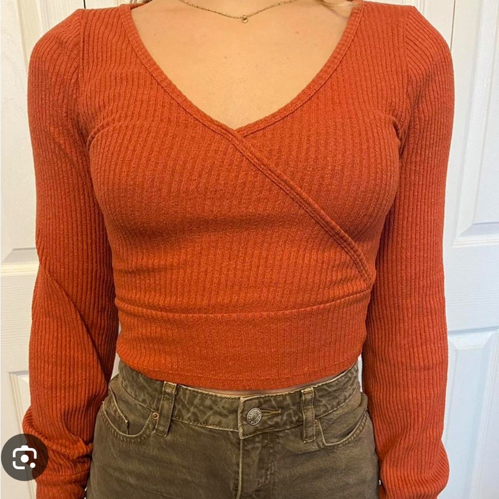 Hollister Rust Orange Ribbed V-Neck‎ crop top size small